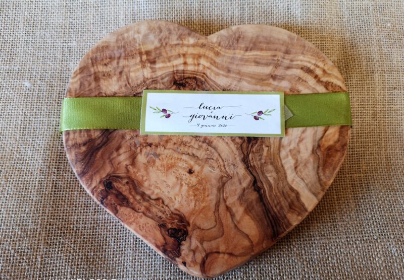 Tagliere a cuore in legno d'ulivo bomboniera matrimonio