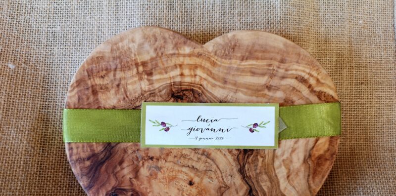 Tagliere a cuore in legno d'ulivo bomboniera matrimonio - immagine 5