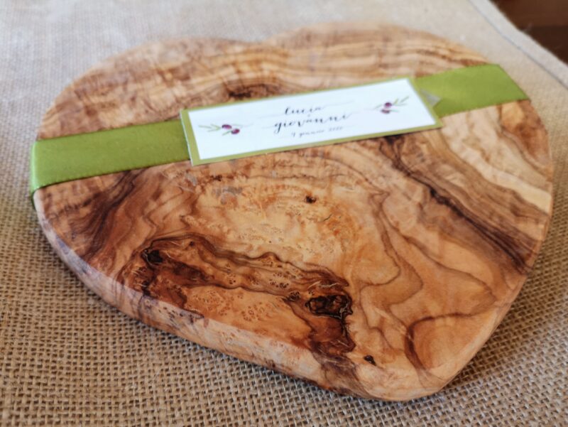 Tagliere a cuore in legno d'ulivo bomboniera matrimonio - immagine 4