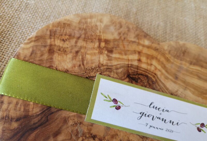 Tagliere a cuore in legno d'ulivo bomboniera matrimonio - immagine 2